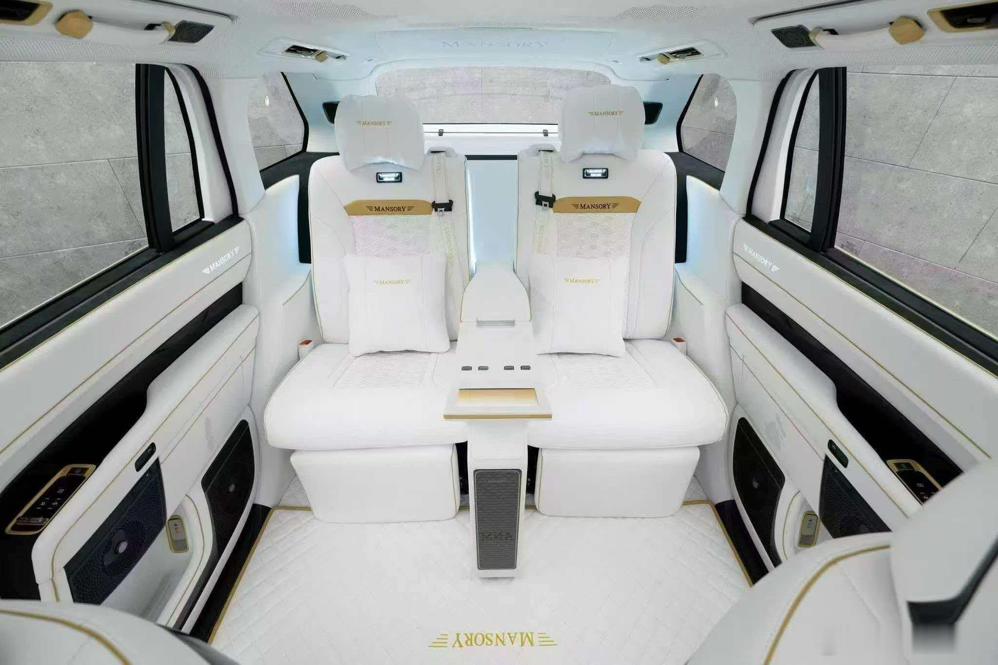 这个内饰好看是好看，就是纯白色后期收拾问题太大了 