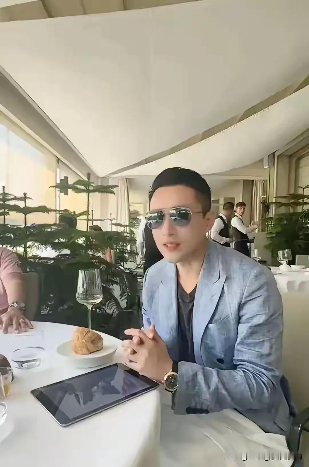 单从这照片上看，两个人的状态，打死也不会想到这是曾经的两口子吧？如今的小汪总：精