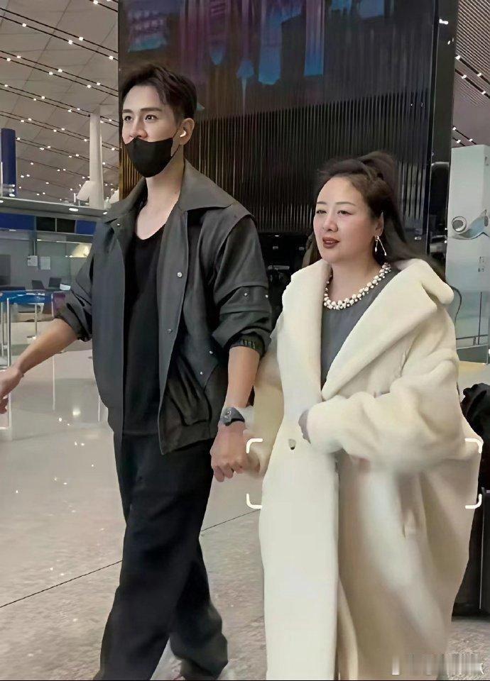 长得那‍么‌‎帅‏⁠，居然娶了个这么胖的﻿老婆‌，经‌﻿超‎‌是‎不是也‏找不到