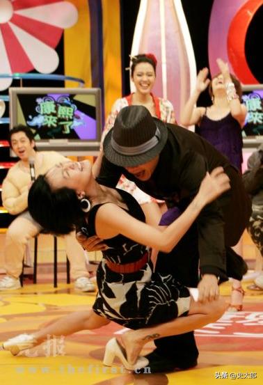 2008 年《康熙来了》比舞大会，小 S 和蔡康永即兴热舞，最后趴在蔡康永身上做