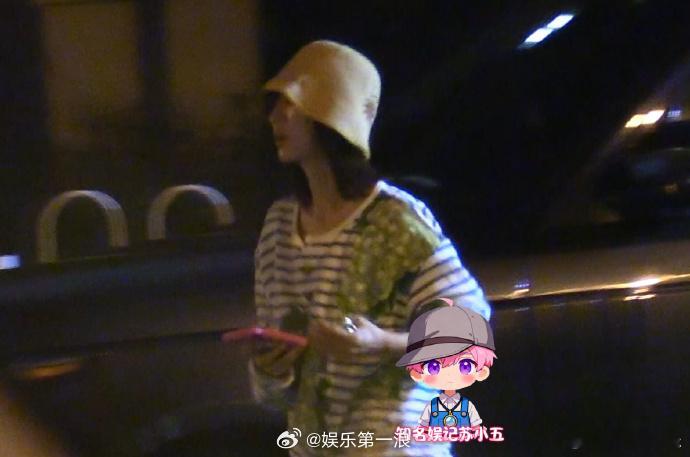 邢菲徐方舟恋爱？ 4日，八卦媒体拍到邢菲晚上开车疑似到徐方舟家，邢菲上楼后，徐方