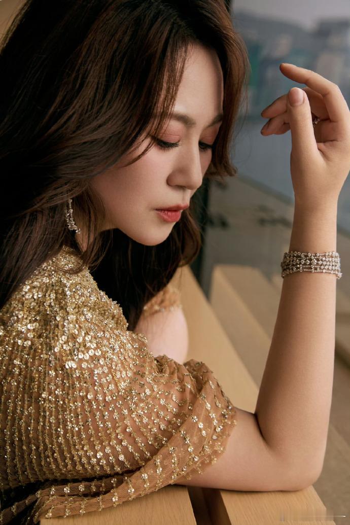 马丽鎏金港风气场马丽复古港风大片谁能想到马丽的港风造型这么绝！鎏金质感的穿搭自带