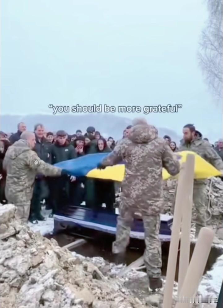 这样的民族会屈服吗？
乌克兰🇺🇦民众敬重英雄，视国土如生命！直面世界军事第二