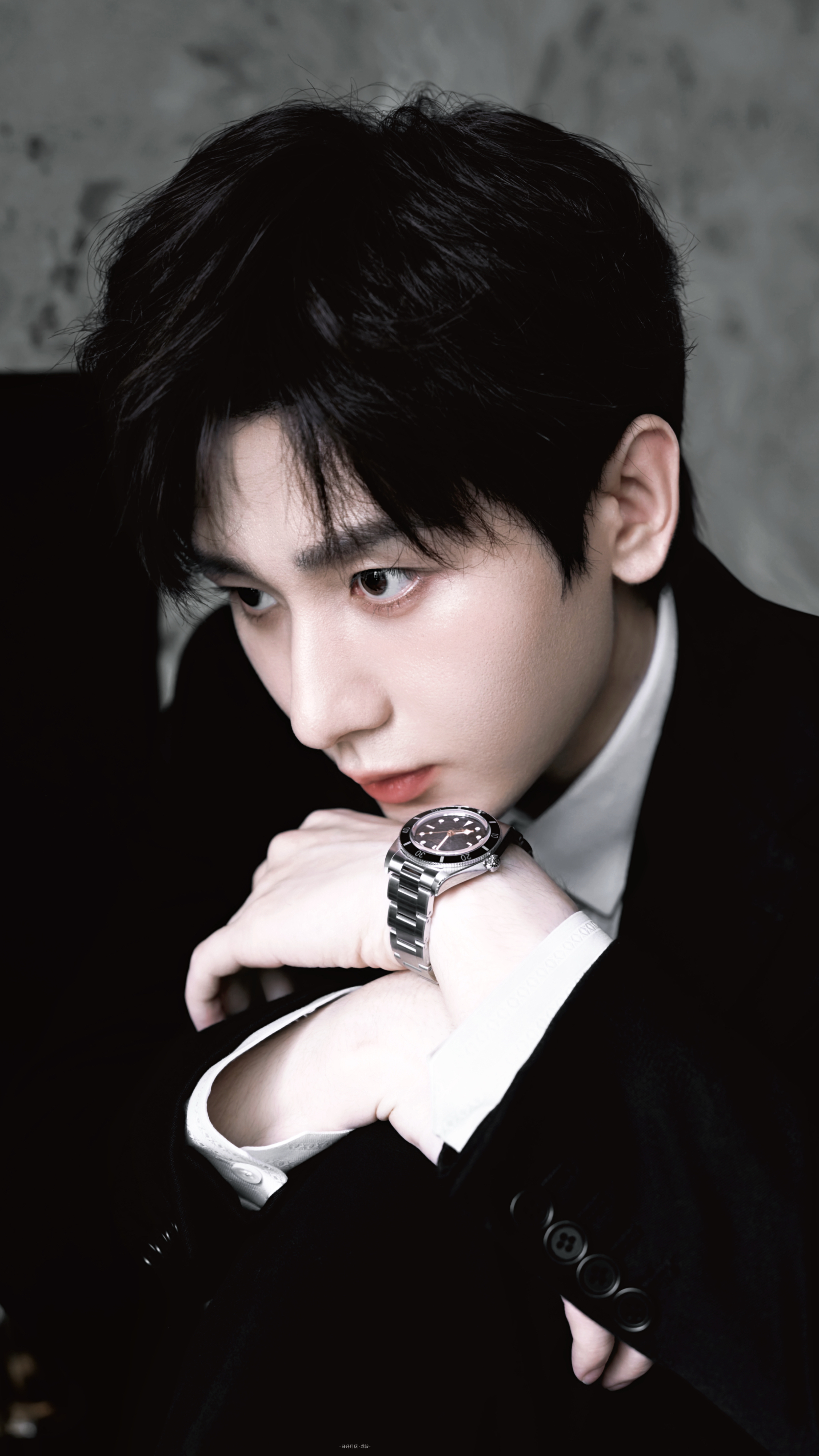 黑西装勾勒肩线，指尖轻扯领带，是克制的张力成毅  | 2026与成毅共赴新章