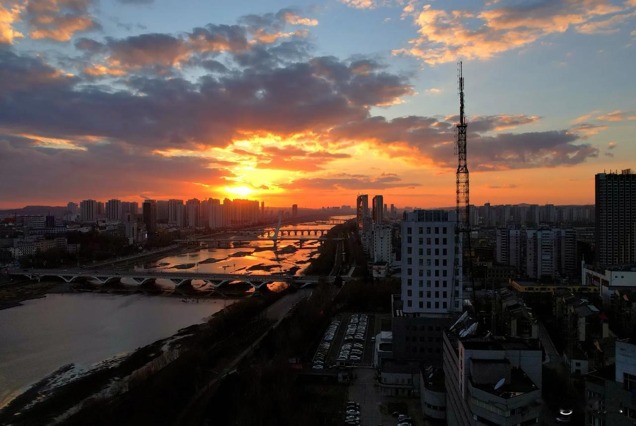 晚霞无限好，
只是近黄昏，
待到来日晨，
朝阳蓬勃生。