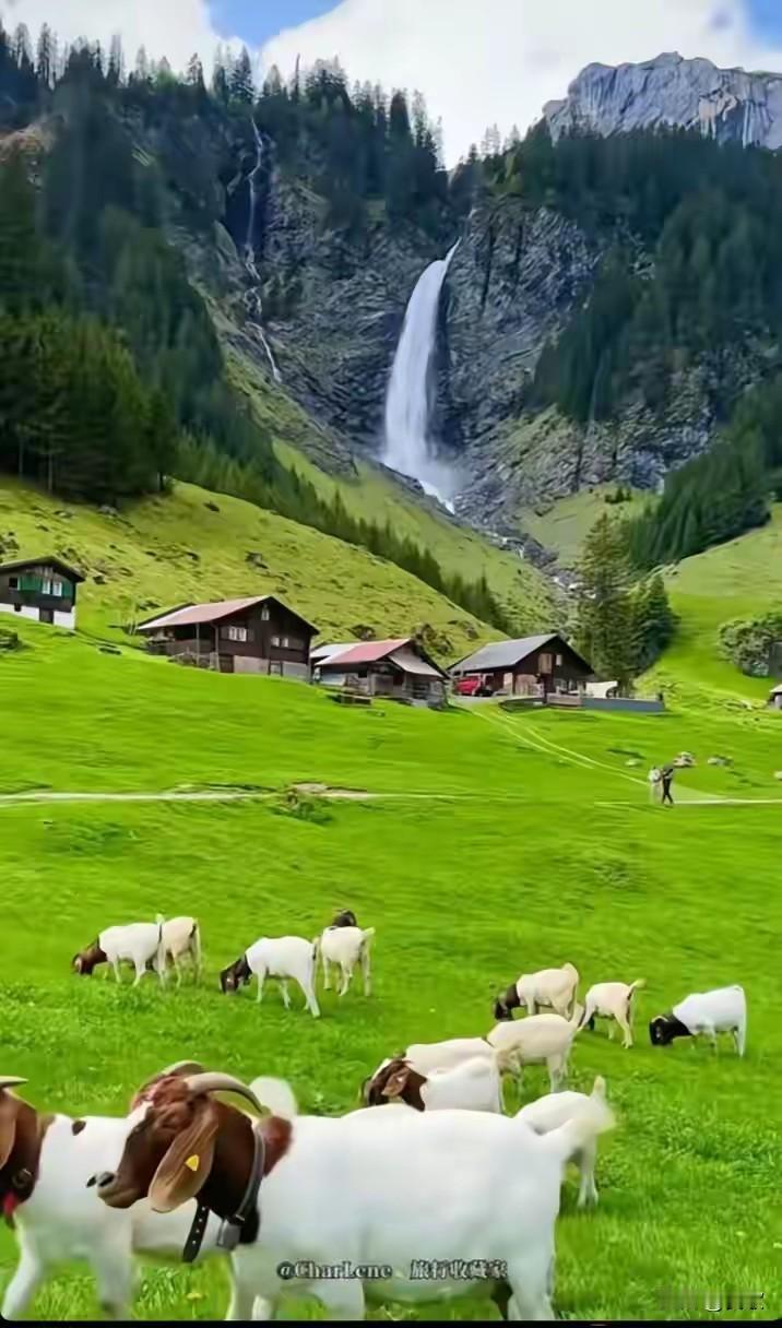 上联:长河落日隐黄沙
下联:大漠孤烟冲碧霄
横批:塞北风光