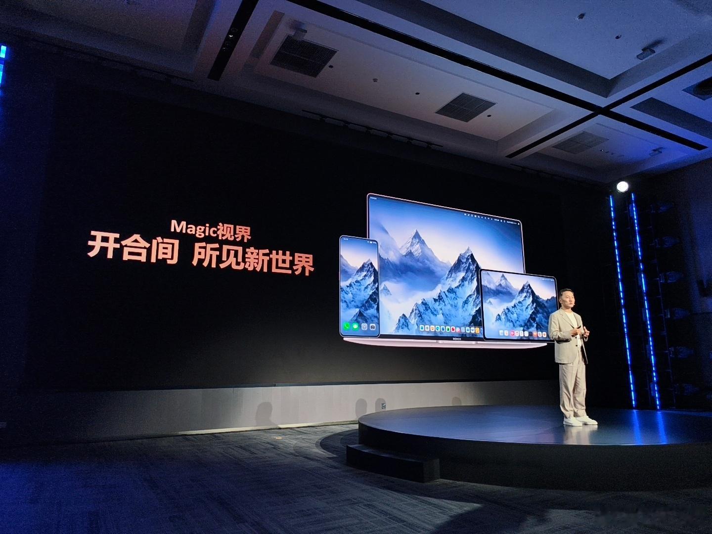 这次荣耀笔记本软件层面的亮点就是Magic视界了。相当于把笔记本、手机、平板的交