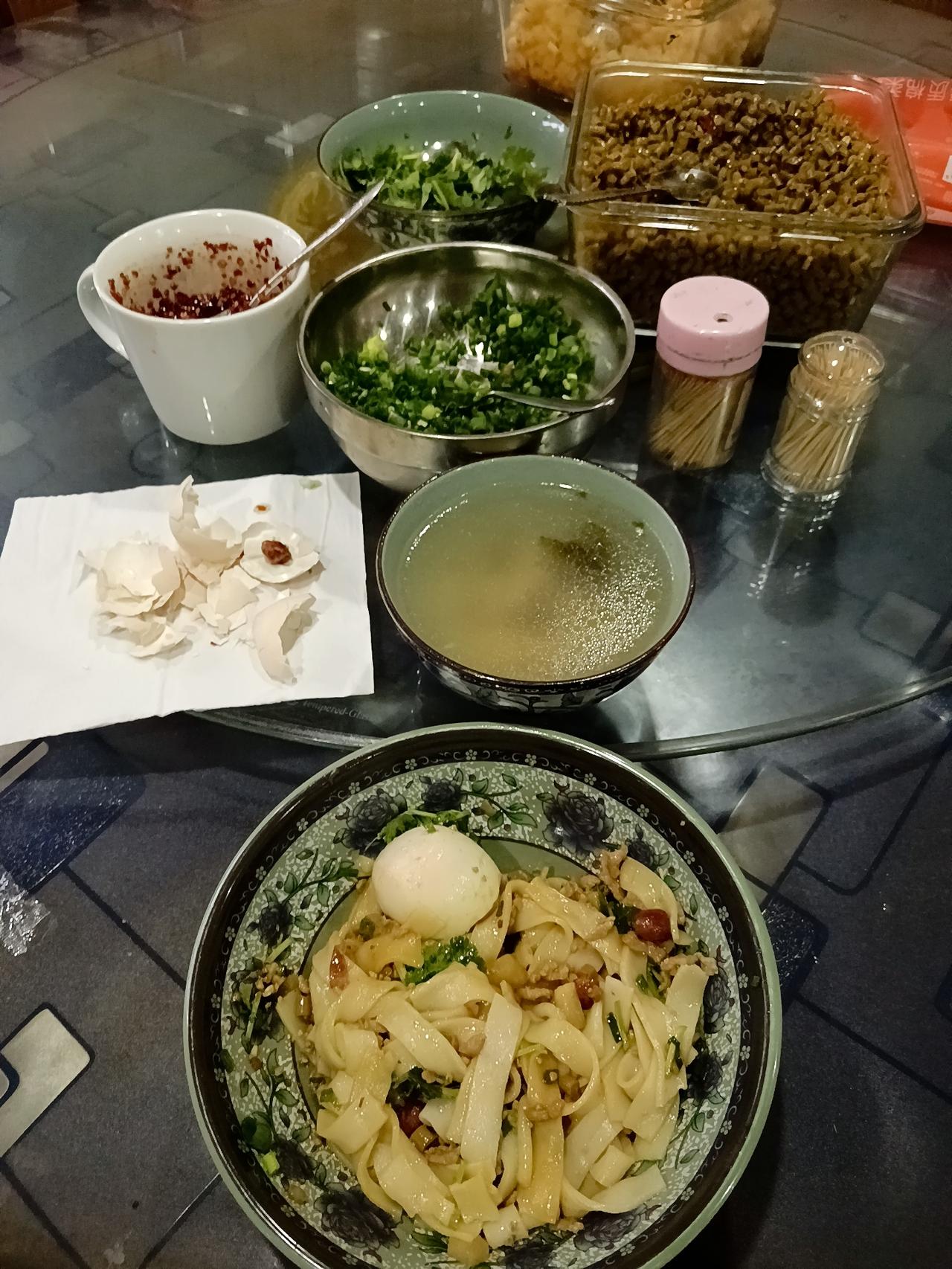 自驾旅行的好处就是，车停在哪儿，家就在哪儿！在芋头古侗寨的停车场住了一晚，早上七