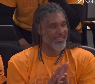 这人谁 打球厉害吗 季后赛夺冠多吗  开拓者vs马刺nba季后赛 邓肯大卫罗宾逊