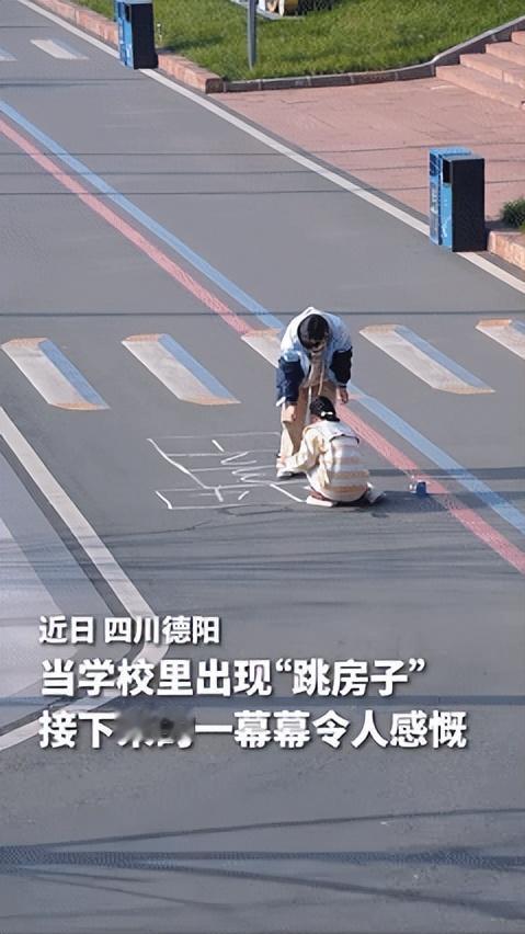 “解释不清了！”四川德阳，两个高中女生趁着课间，在上课的必经路上，用粉笔画了个"