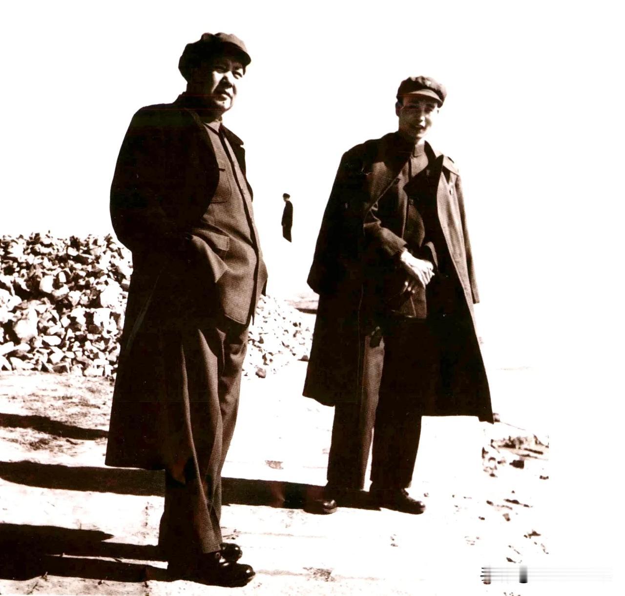 1954年1月31日，毛泽东主席在杭州钱塘江视察（右为王芳）。