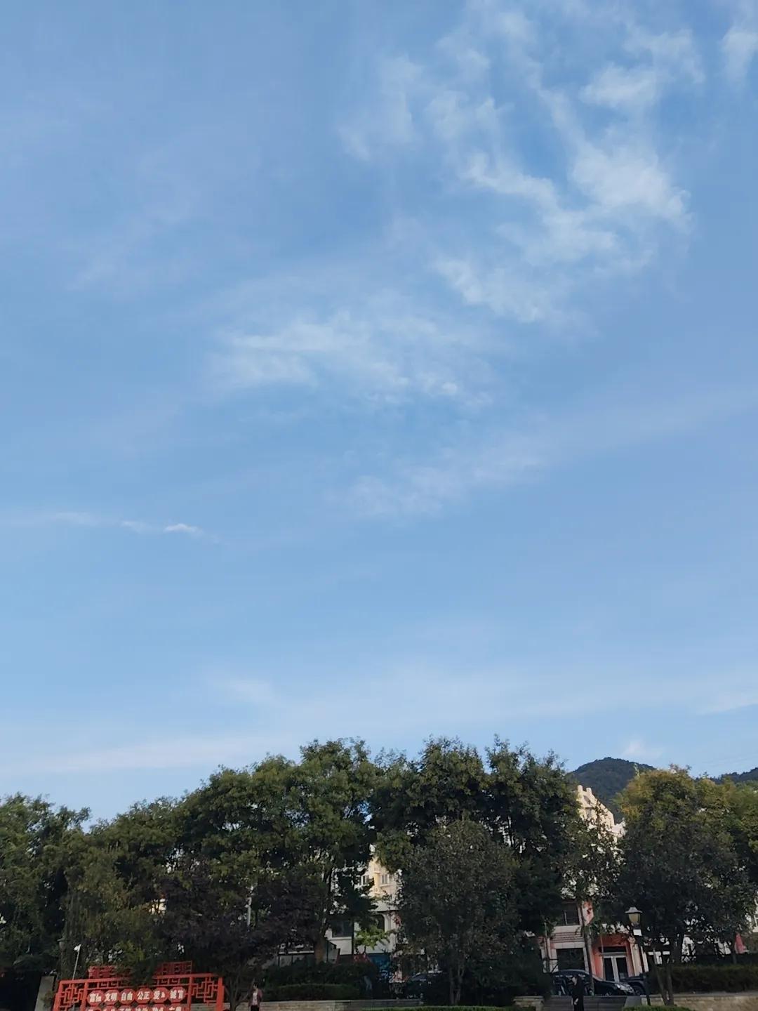 早上五点多，老娘就让我出去买豆腐脑，我告诉她，最好吃那家，还没做好，得等七点半左