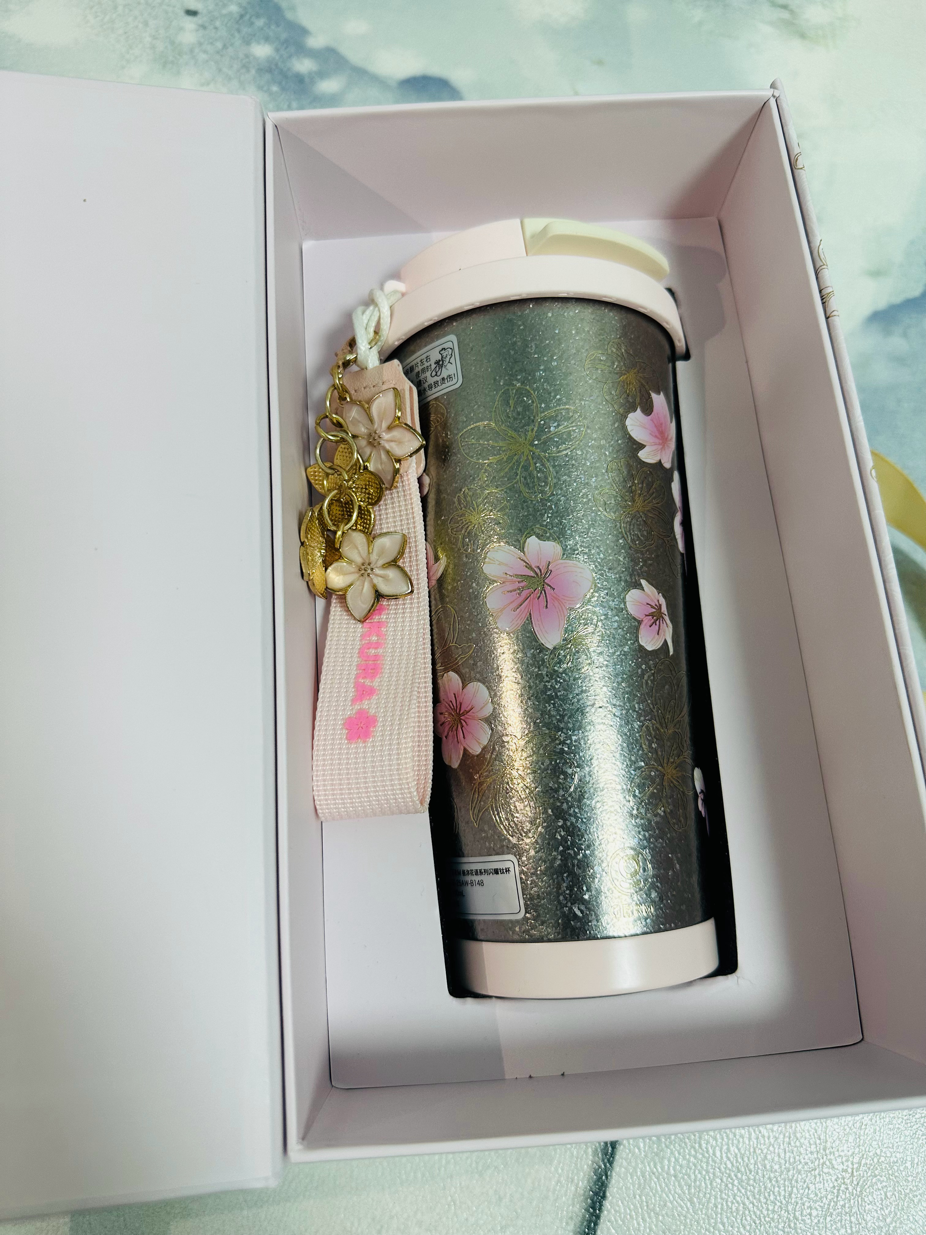 这是什么疯狂快递箱！！快递山吗？！心心念念的小卡～圆圆萌萌的周边～颜值功能超夯的