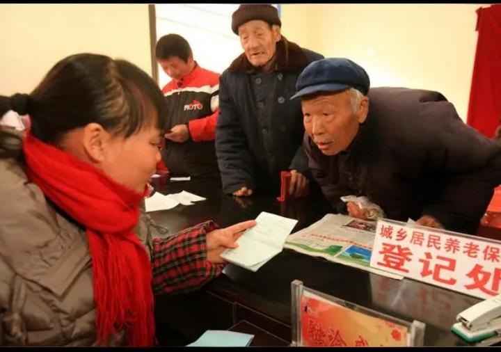 今年两会上，国家明确提出：2026年城乡居民养老金上涨20元。
消息一出，城乡居