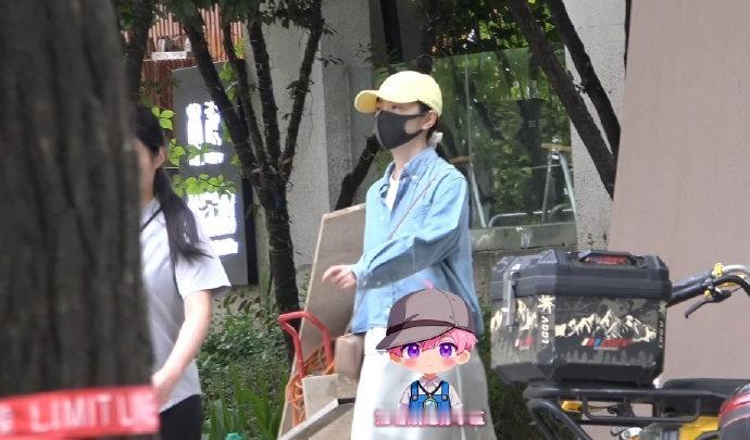 景甜风波后首露面 景甜风波后首现身，和助理一起从美容院离开，状态看着还行。 ​​