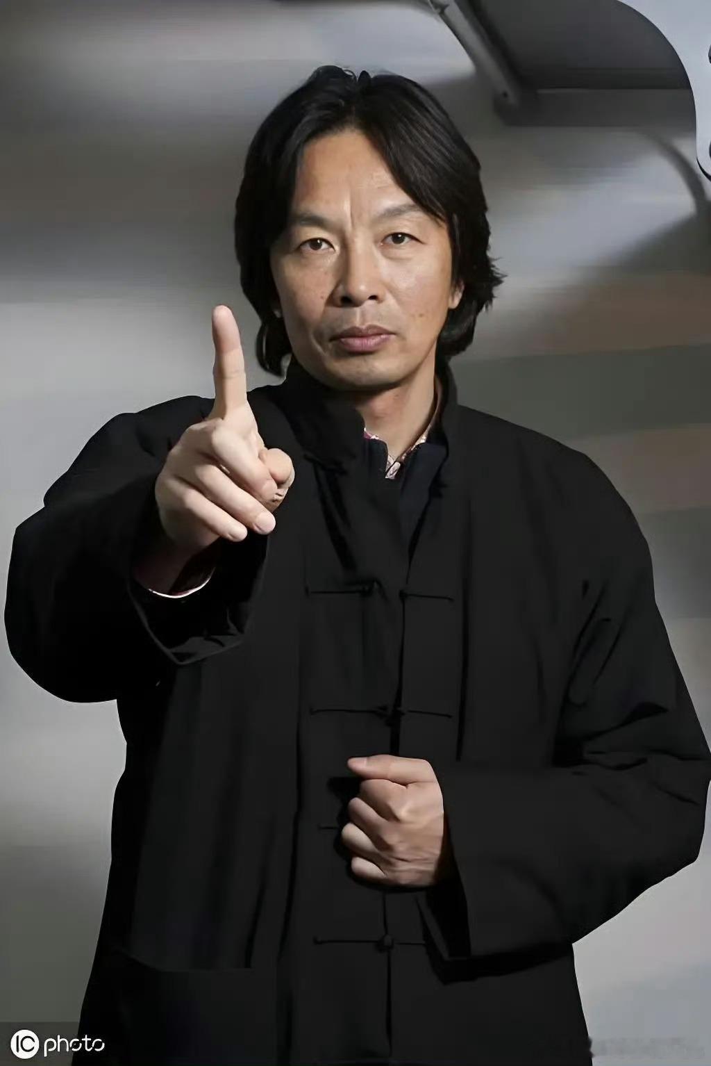 00后班主任帮学生追星刘震云多数老师抵触学生追星，这位老师反其道而行，远赴现场帮