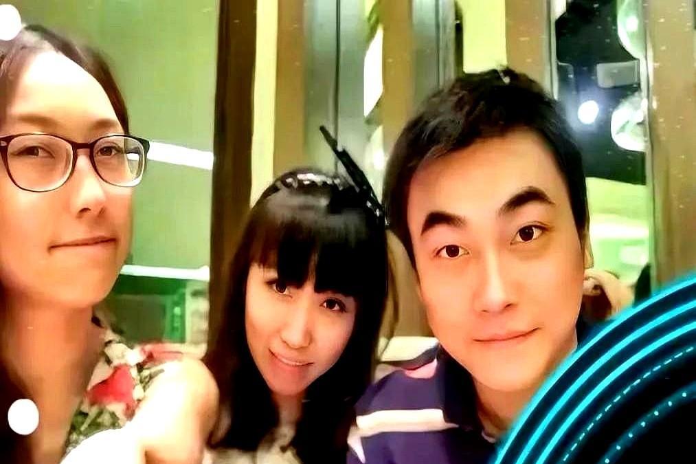 旧照一出，全网都替他纠结，他倒好，关了打赏，接着过日子。
老婆照播不误，货卖得比