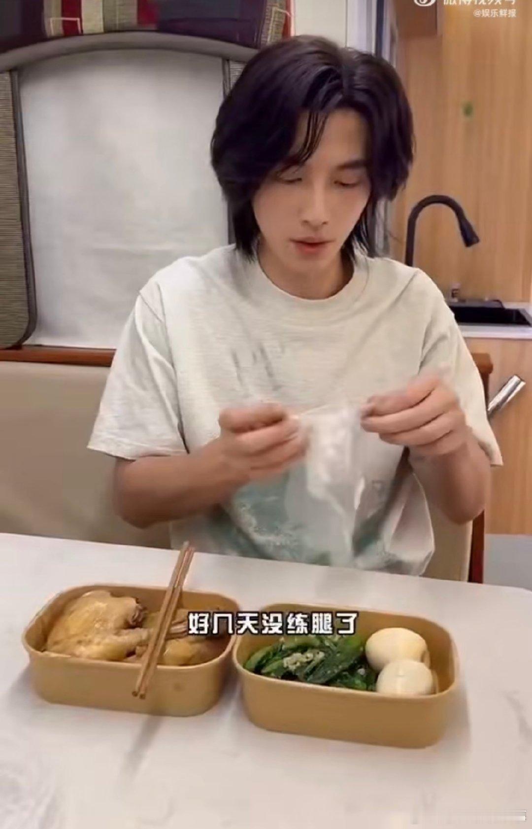 辛云来飘逸长发配鸡腿 长发自带文艺滤镜，健身期祁总连吃鸡腿都怕吃相不好，帅哥的精