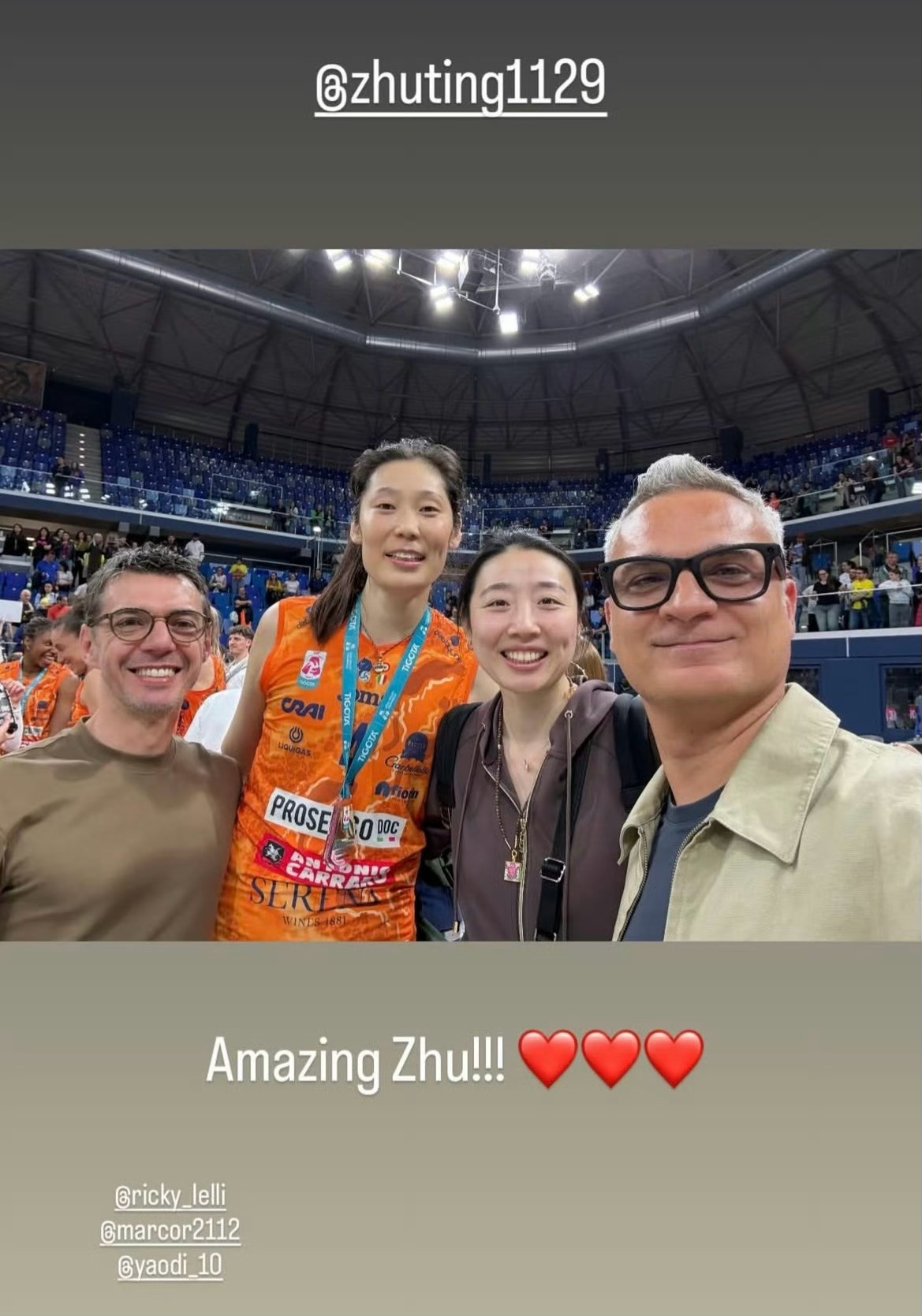 Top Volley经纪公司晒出朱婷和经纪人马尔科的合照，姚迪也在。国际排坛动态