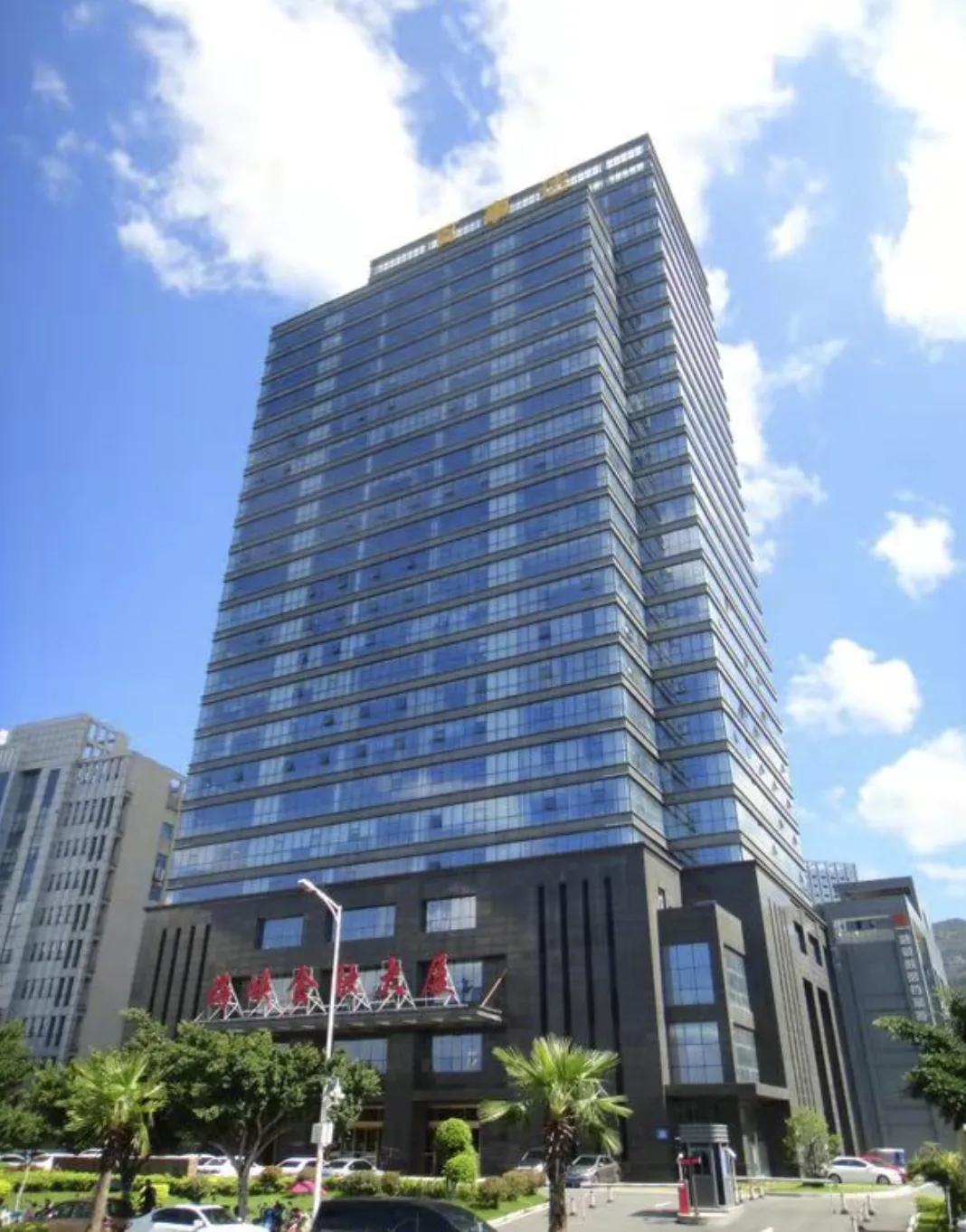 【起拍价1.8亿！福州东江滨一知名江景大楼拍卖】
日前，据阿里法拍平台显示：位于