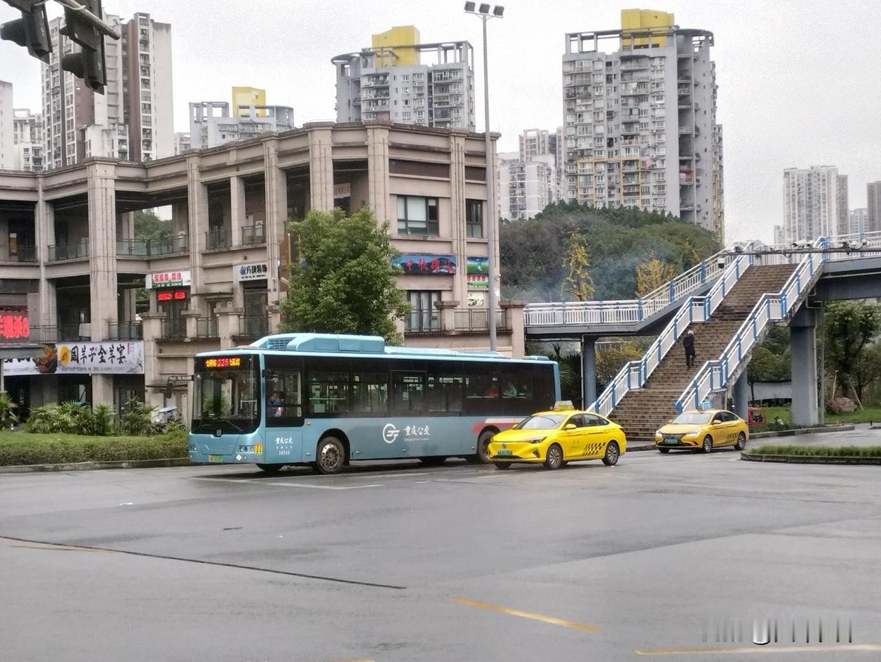 重庆九龙坡区荒沟，这个地方在石坪桥南边，早年因为这一片地形像条沟，再加上比较荒凉