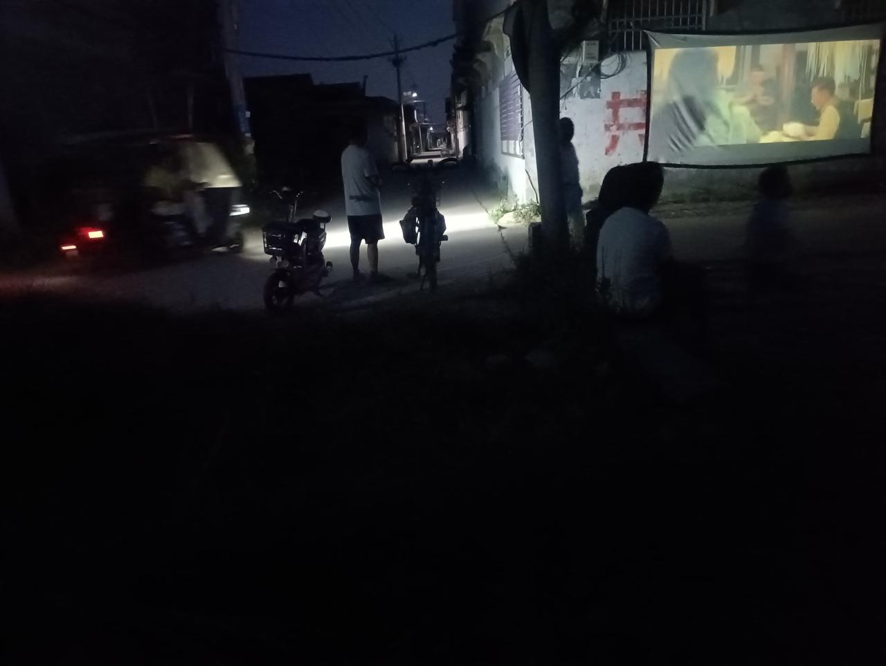 老家演电影呢。
说起看电影，还是小时候，那时候看电影，太高兴了。
听说周围的村民