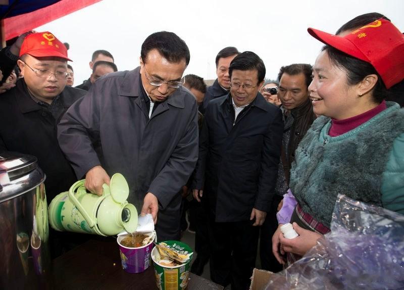 太突然了！惊闻李总理去世的噩耗，难以置信，更无法接受，顷刻间泪湿双眼。我们敬爱的