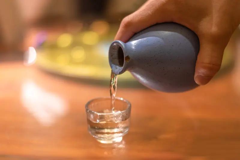 很多人觉得喝点白酒能通经活络、舒筋活血，还有人说“喝点白酒通血管，活到九十八”。