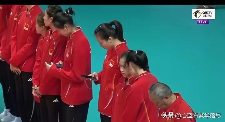 这手机难道是非看不可吗？8月16日中国女排二队0比3惨败给日本女排后，女排二队的