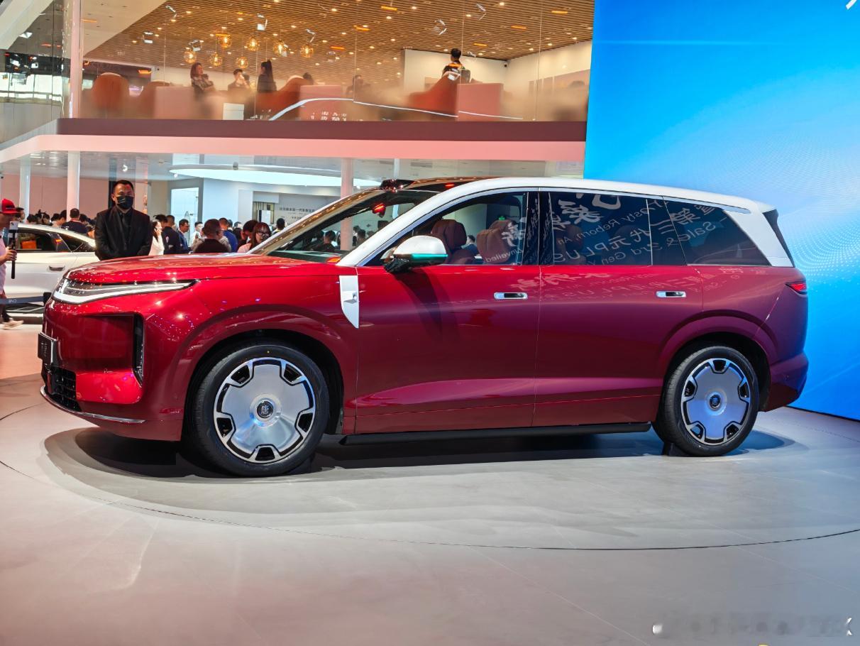 在2026北京国际车展上，比亚迪集团携旗下多品牌集中发力，从个性化的年轻专属座驾