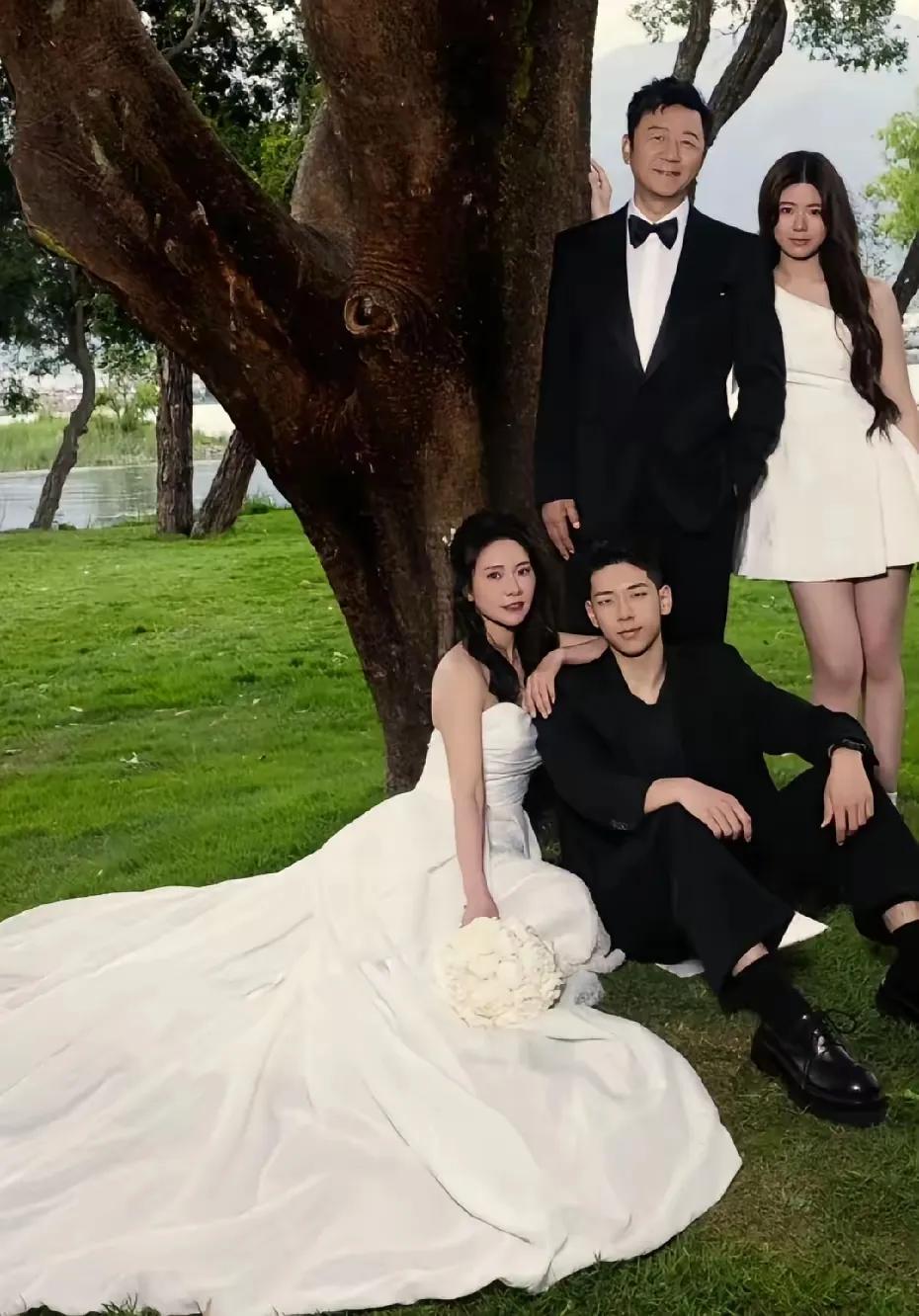 郭涛最近晒出的大理婚纱照，刚发布就收获了满屏赞叹，41岁的妻子李燃站在洱海边，一