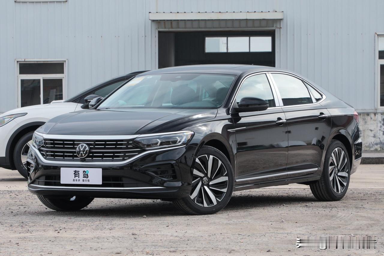 盘点20万以内最受中年人青睐的10款座驾！
第一款：大众帕萨特 (15万 - 2