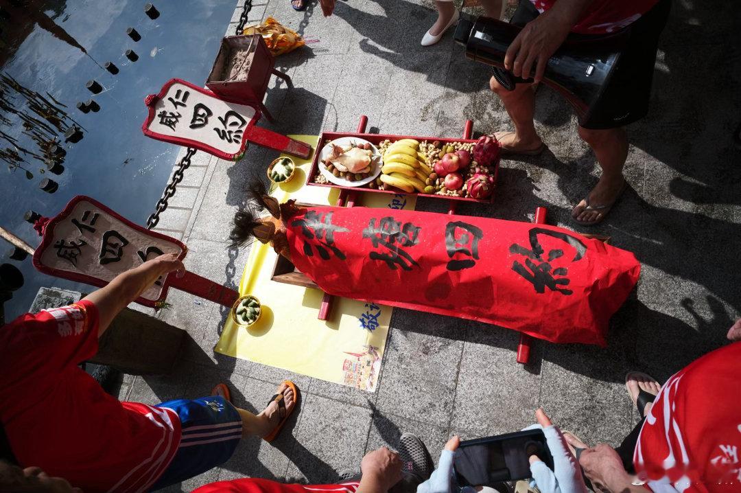继续分享昨日荔湾泮塘，仁威起龙仪式现场日常分享赛龙舟原来这么燃起龙仪式赛龙舟 M