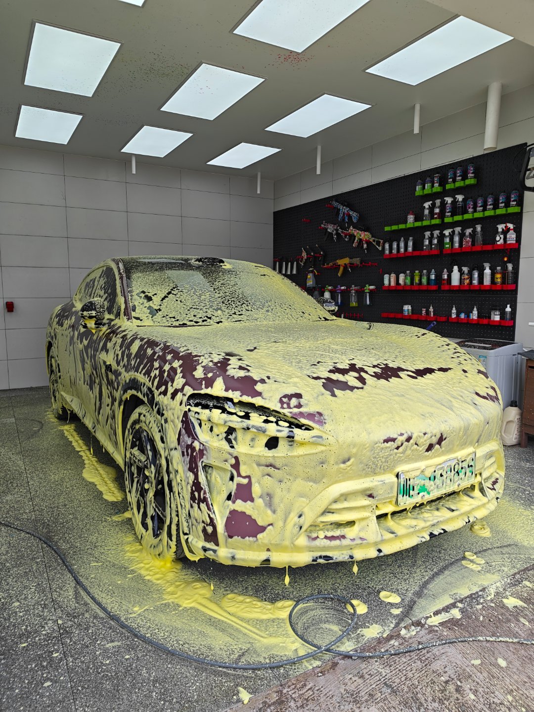 正在给车子大保健 