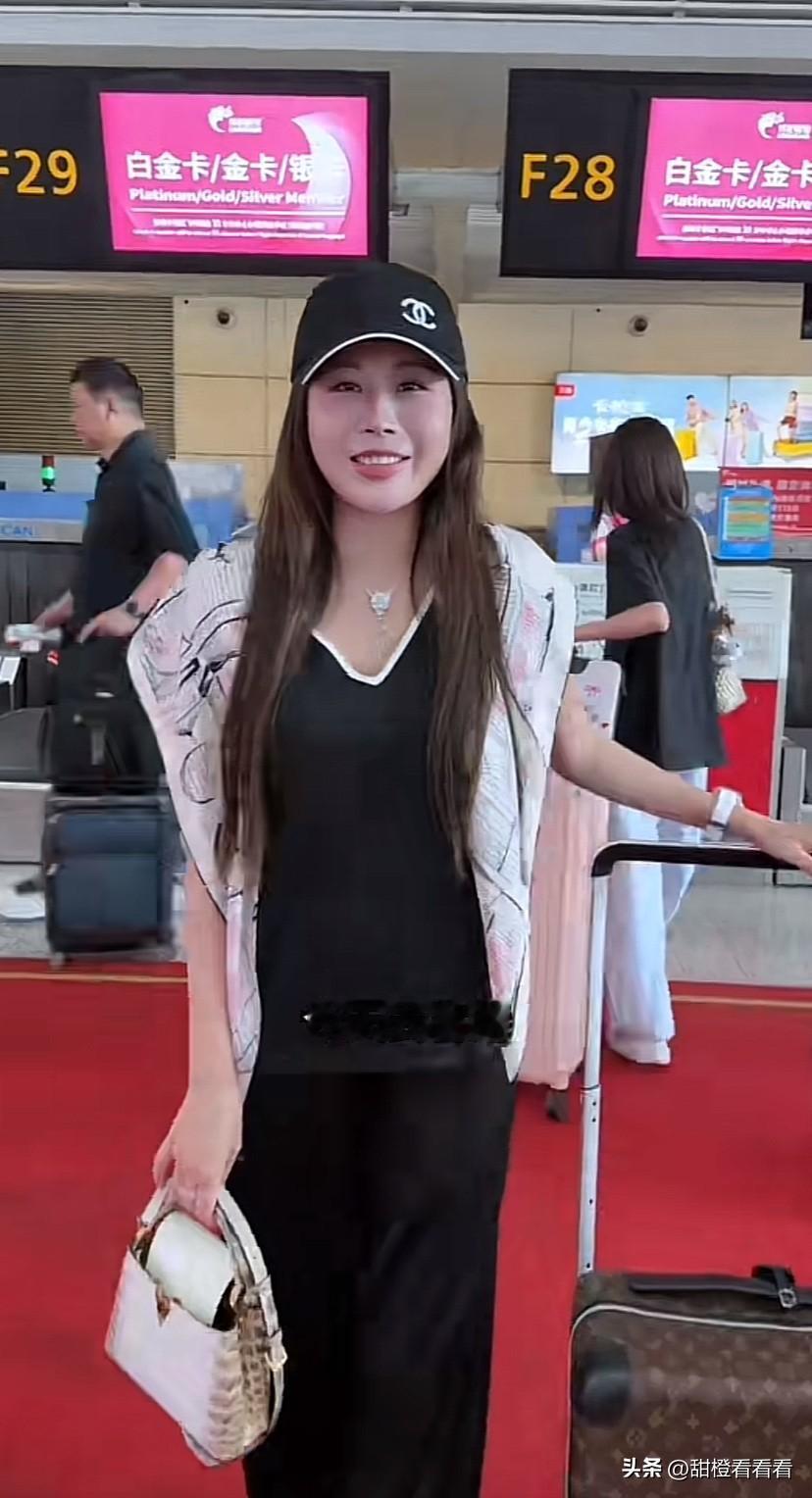 宋玉希去香港给孩子买保险，去深圳给孩子办户口，还好香港和深圳很近，来回两天就搞定
