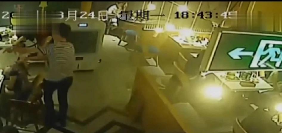 女子去火锅店吃饭，只因一个差评，便被服务员兜头浇了一盆99度开水，接着又按在地上