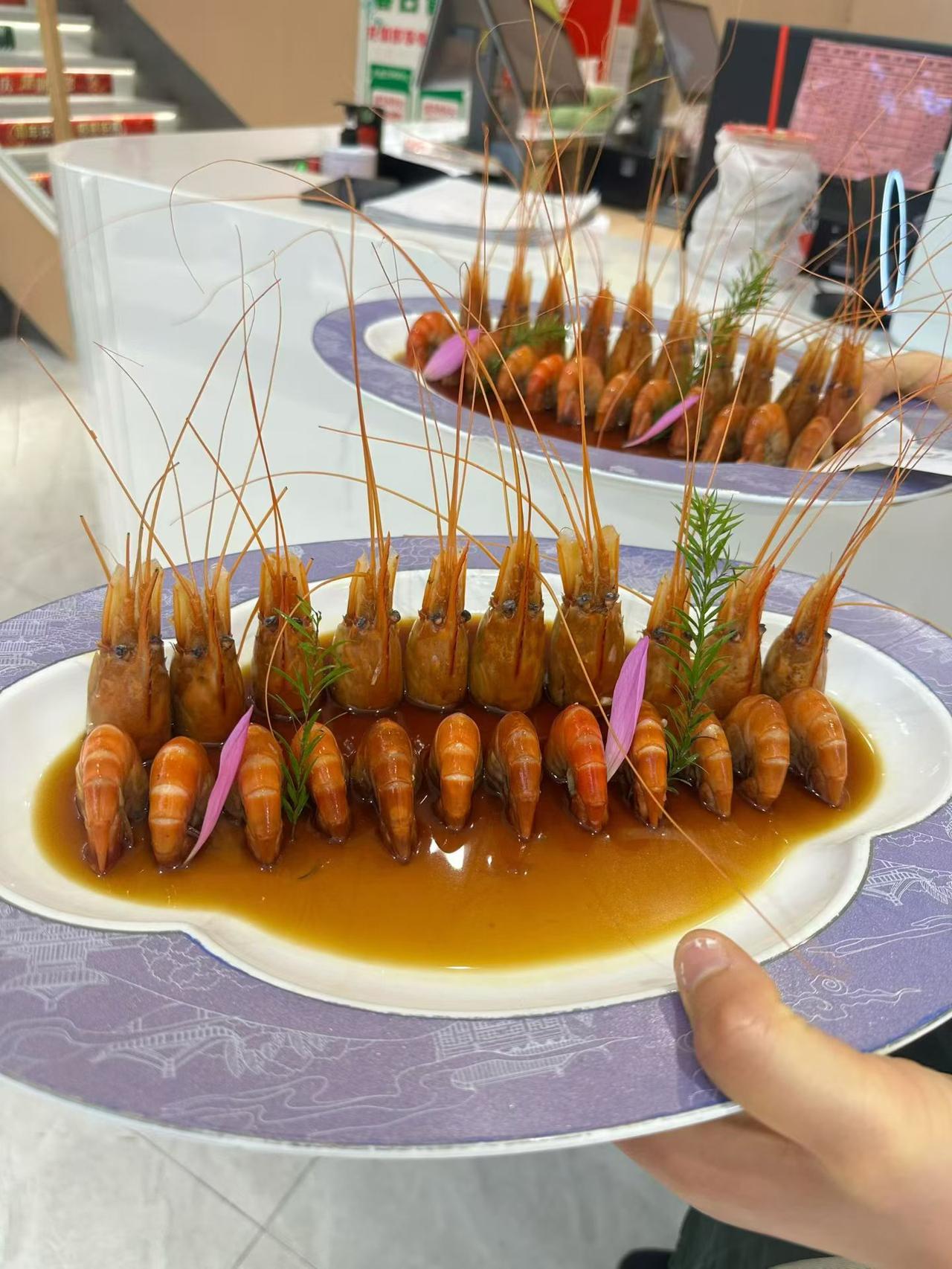 [太阳]在炎热中寄一份清凉，在问候中寄一份祝福，愿我们在这个夏天，与健康同行，与