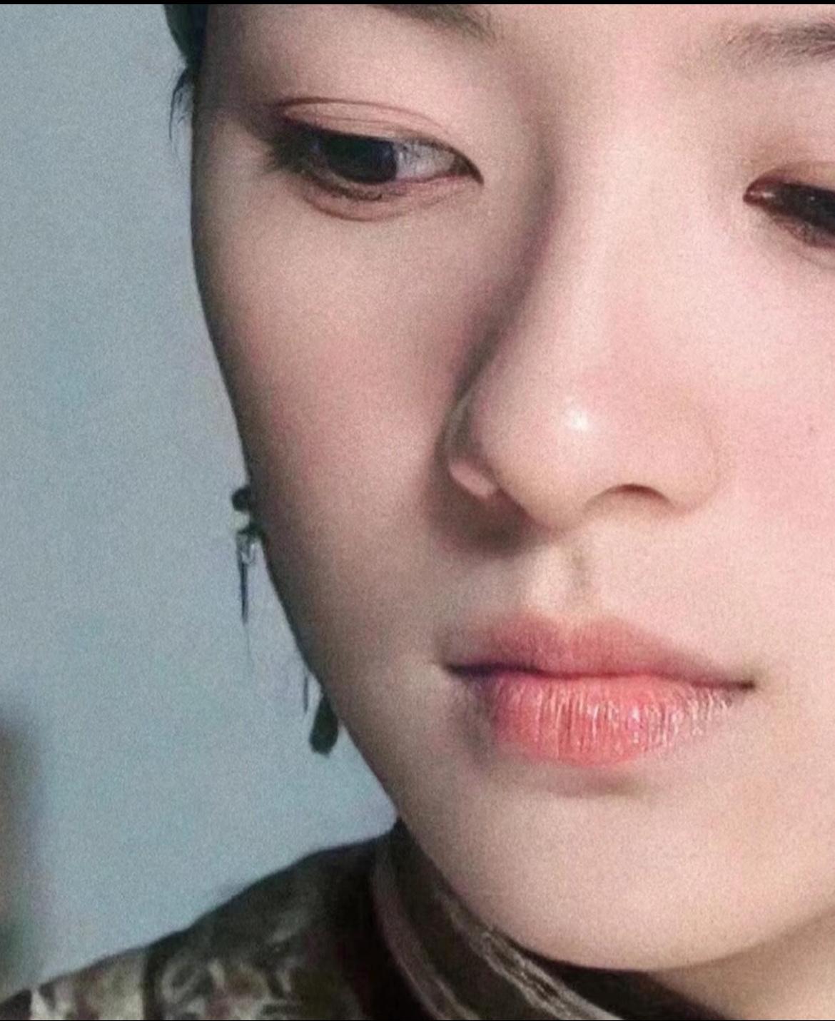 章子怡的电影明星之路，堪称出道即巅峰，而且是一骑绝尘那种，甩同龄人一大截。
20