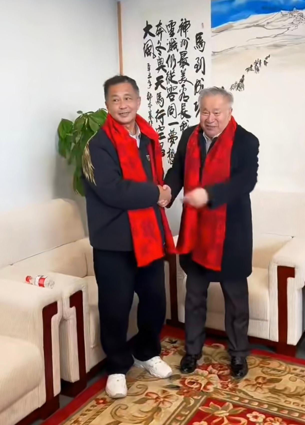 这个世界就这么玄幻和不可思议，流浪大师沈巍作为一个流浪汉，现在进了徐悲鸿纪念馆给