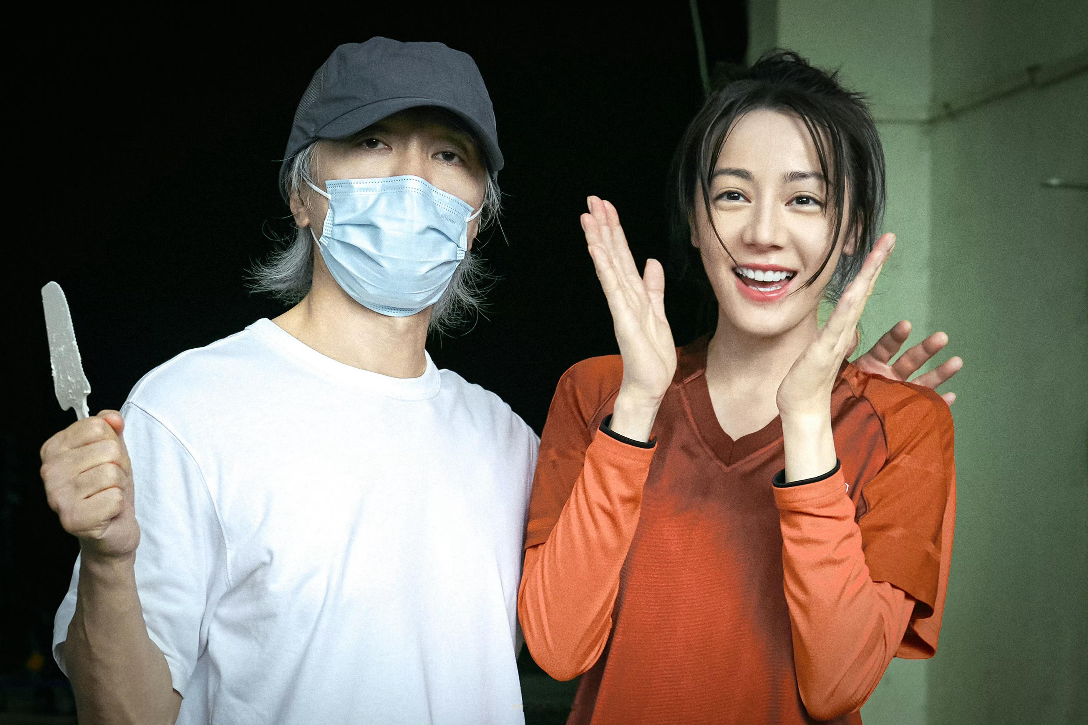 周星驰给迪丽热巴切蛋糕氛围特别好的剧组 期待二轮路演