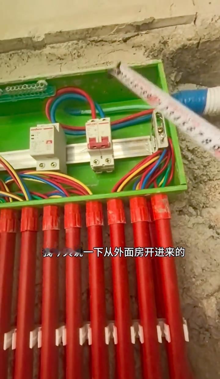 家里电路怎么配才安全？
别再乱来了！
主线用63A断路器，10平方铜线才够用。