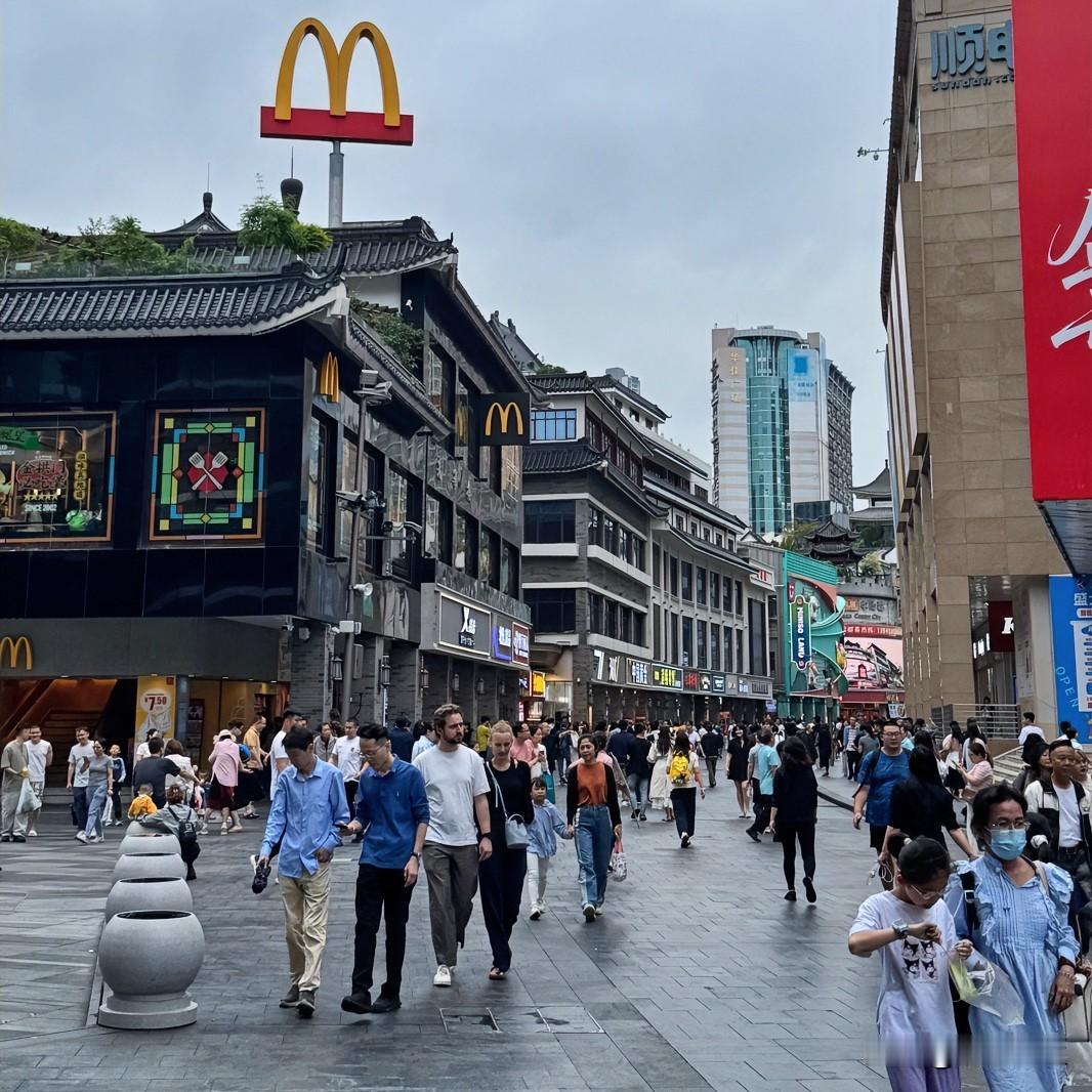 狠人的本质是什么？真正的狠人，从来不是咋咋呼呼、眼神带刀的那种。

就像下棋，杀