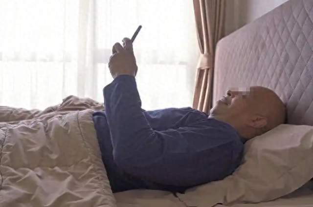 长期在睡前玩手机的人，会付出啥代价？医生：或要承担这4种痛苦