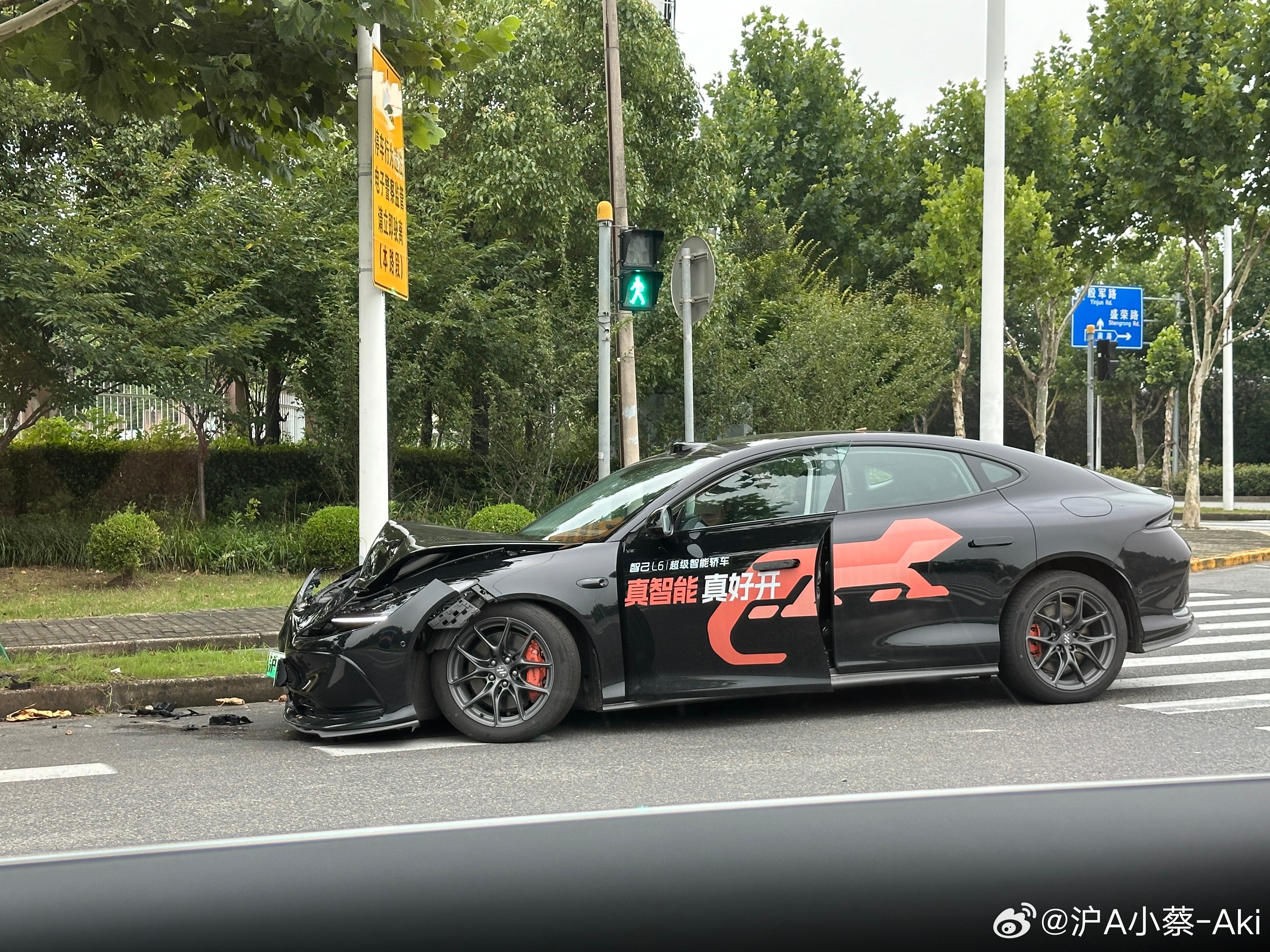 有个心智不成熟的叛逆上海小开，用着iPod Touch觉得自己很扎台型，结果看到