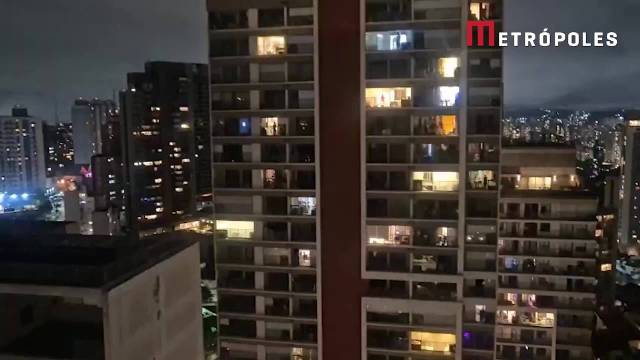 #卢拉第四次当选巴西总统#  卢拉胜选之后，巴西圣保罗的欢呼声响彻夜空。

#海外新鲜事##热点聚焦