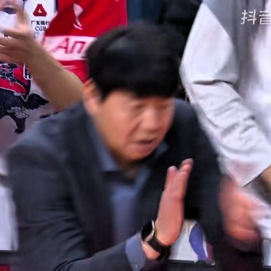 CBA儒帅邱彪最后两分钟换上于德豪，这是什么操作！高诗岩打的挺好的，最后1分30