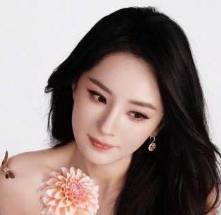 3月7日，杨幂身穿裸色长裙亮相活动，展现出优雅迷人的气质。
当天，她身着裸色亮片