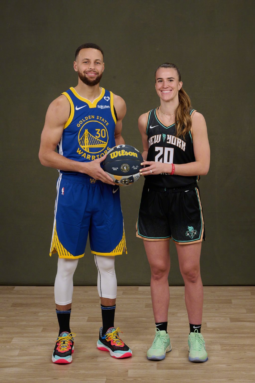 库里与NCAA女球员约内斯库三分之神大PK中，约内斯库率先出场投进26分，追平了