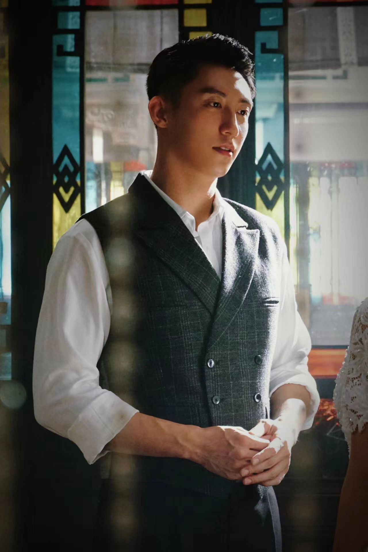 #黄景瑜背头##黄景瑜孤战迷城剧照#黄景瑜孤战迷城剧照，哇塞 ​​​