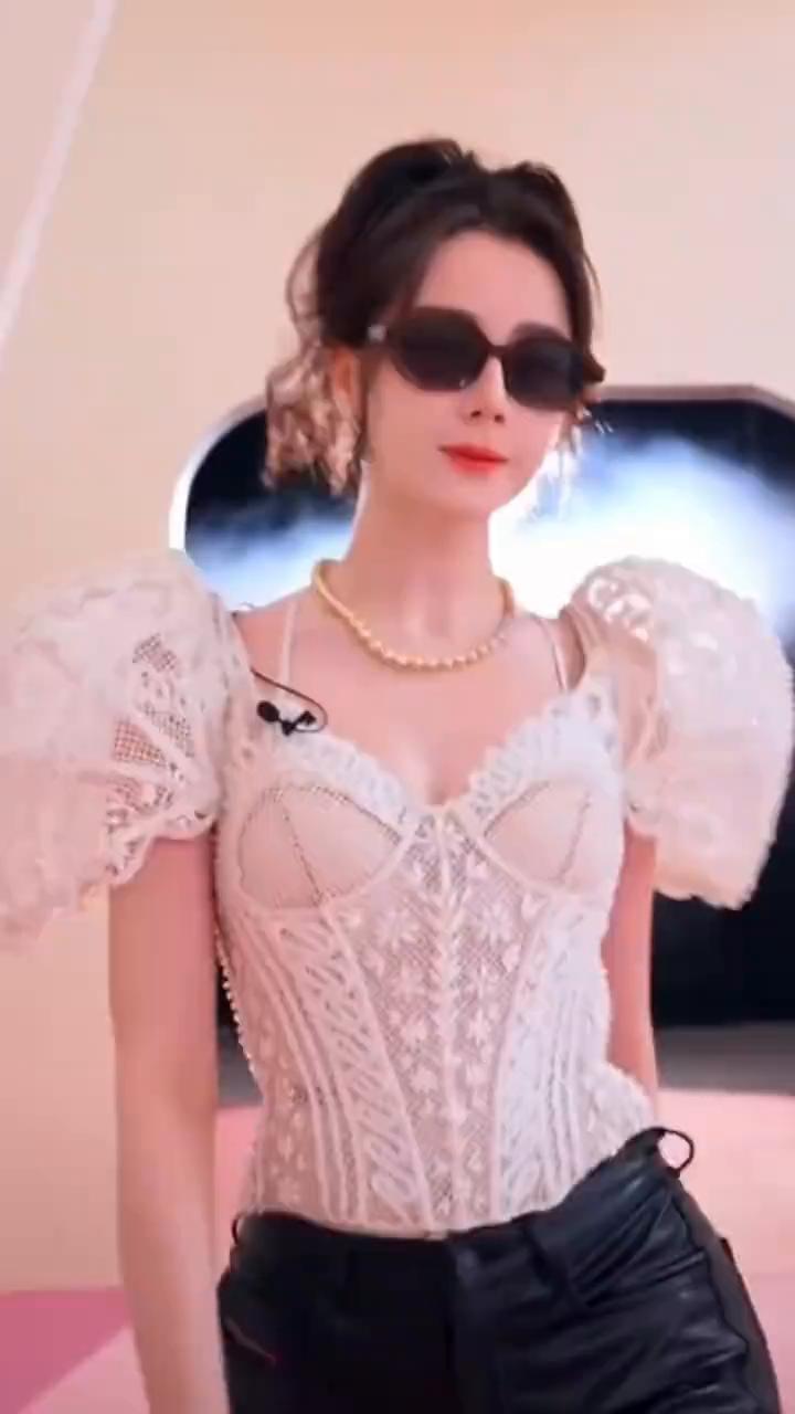 这下真的是热巴金晨傻傻分不清楚了。热巴现在真的是离不开滤镜，眼神以及整个人的气质